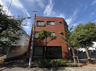 【外観】 | 青空によく映える建物です。手入れの行き届いた外壁やマンション正面エントランスなど、綺麗な姿をぜひ一度、現地にてご覧ください。～即日のご見学可能～　お問合せはお気軽にどうぞ。