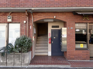 【エントランス】 | お客様を、そして住人を出迎えてくれるマンションのエントランス。ゴミが落ちていないことからも、管理状態の良さや住民の節度の高さが見て取れます。～即日のご見学可能～　お問合せはお気軽にどうぞ。