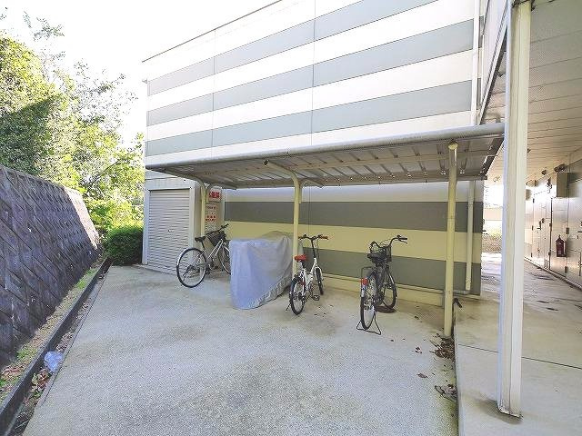 レオパレスリバートップのその他共用部分|屋根付き駐輪場完備です