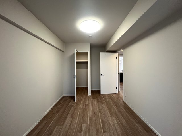 駅もハマスタもすぐそこ！コスモシティ横浜石川町の洋室|ゆったりした洋室です