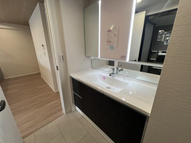 駅もハマスタもすぐそこ！コスモシティ横浜石川町の独立洗面台|独立洗面化粧台が付いています