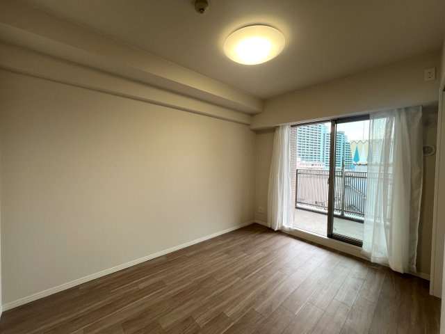 駅もハマスタもすぐそこ！コスモシティ横浜石川町の洋室|ゆったりした洋室です