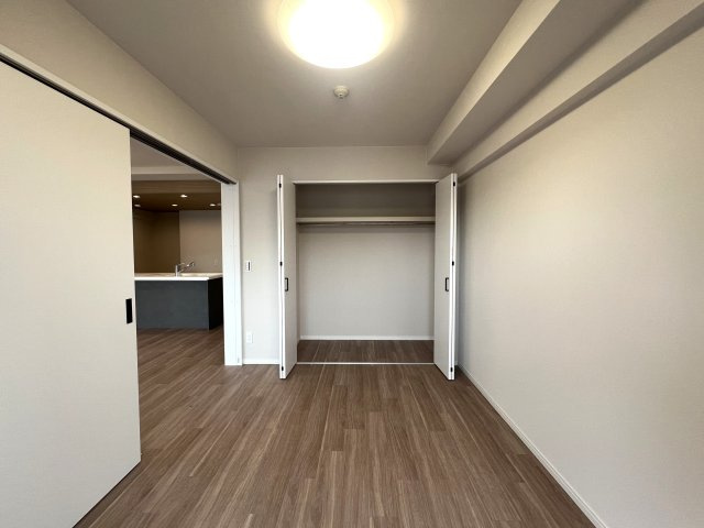 駅もハマスタもすぐそこ！コスモシティ横浜石川町の洋室|個人の部屋や寝室として使える洋室です