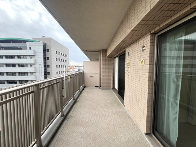 駅もハマスタもすぐそこ！コスモシティ横浜石川町のバルコニー|開放的で明るい空間を演出してくれるバルコニーです