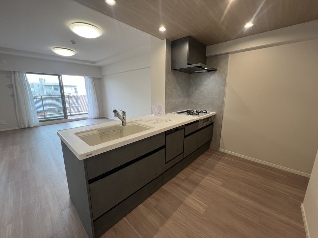 駅もハマスタもすぐそこ！コスモシティ横浜石川町のキッチン|キッチンです