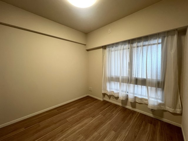 駅もハマスタもすぐそこ！コスモシティ横浜石川町の洋室|個人の部屋や寝室として使える洋室です