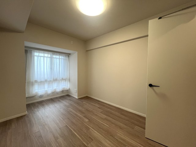 駅もハマスタもすぐそこ！コスモシティ横浜石川町の洋室|スタンダードな洋室です