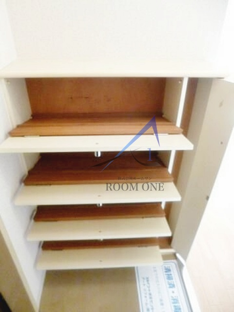 スカイコート向島の設備|玄関収納です