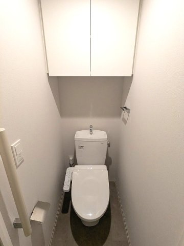 Urbanex新御徒町駅前のトイレ|洗面室と独立した温水洗浄便座です