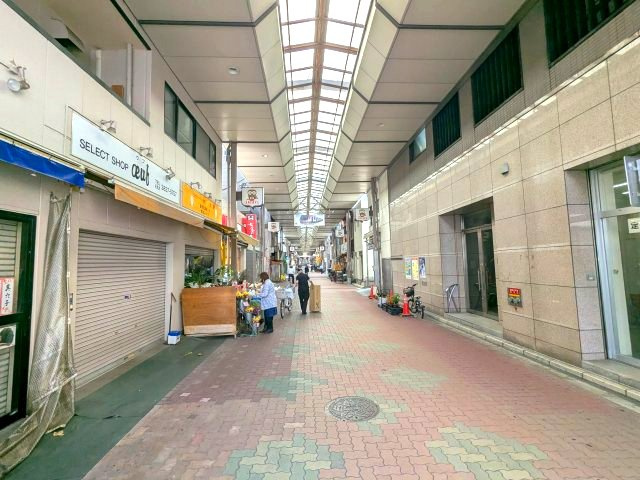 Urbanex新御徒町駅前の設備|前面通りは佐竹商店街で買物便利、人目があり安心、アーケード付きで新御徒町駅やコンビニまで雨や日射を防ぎ傘いらずです