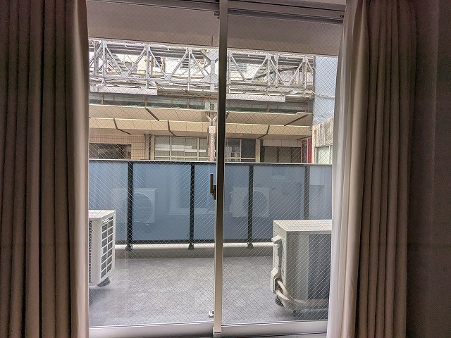 Urbanex新御徒町駅前の設備|2F眺望、前面通りの商店街から室内は見えません