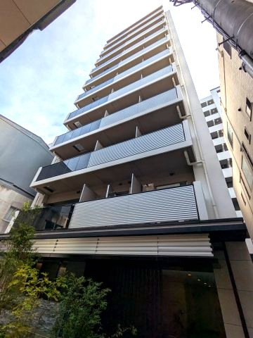 Urbanex新御徒町駅前の外観|前面通りは佐竹商店街で買物便利、人目があり安心、アーケード付きで新御徒町駅やコンビニまで雨や日射を防ぎ傘いらずです