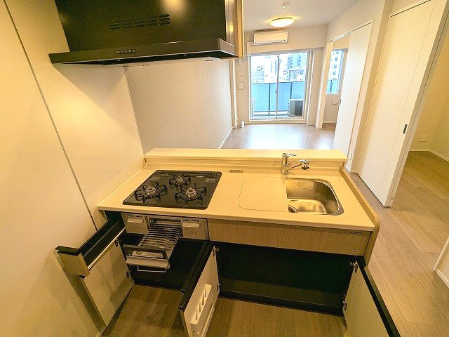 Urbanex新御徒町駅前の設備|グリル付ガス3口システムカウンターキッチン、瀟洒でお手入れ楽なガラストップコンロ、料理し易いシンクカバー付きです、冷蔵庫等家電配置しやすいスペースあります