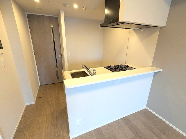 Urbanex新御徒町駅前の設備|グリル付ガス3口システムカウンターキッチン、瀟洒でお手入れ楽なガラストップコンロ、料理し易いシンクカバー付きです、冷蔵庫等家電配置しやすいスペースあります