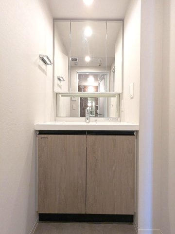 Urbanex新御徒町駅前の設備|トイレと独立した洗面室、三面鏡付ハンドシャワー付、鏡の後ろも収納です