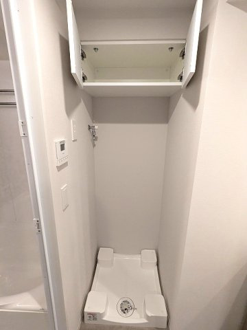 Urbanex新御徒町駅前の設備|洗面室の洗濯機置場は排水口のお手入れをしやすく中央手前に配置し、足高の防水パン