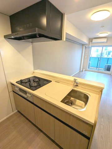 Urbanex新御徒町駅前のキッチン|グリル付ガス3口システムカウンターキッチン、瀟洒でお手入れ楽なガラストップコンロ、料理し易いシンクカバー付きです、冷蔵庫等家電配置しやすいスペースあります