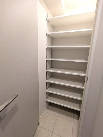 Urbanex新御徒町駅前の玄関|トランクなども入るシューズインクローゼットです