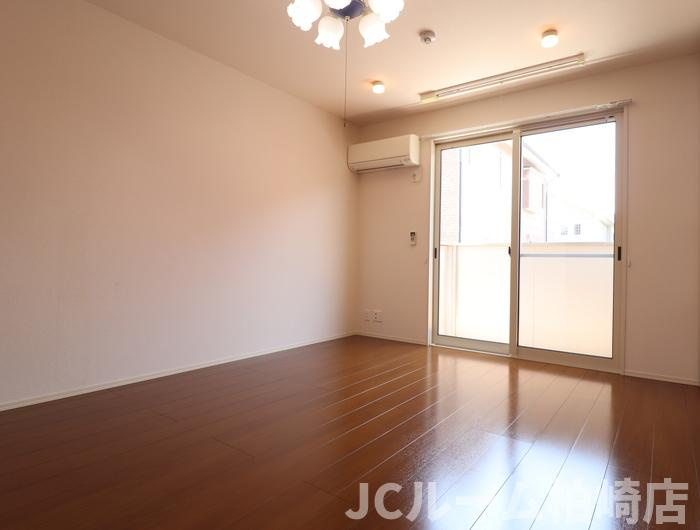 柏崎市常盤台のアパートの居間・リビング