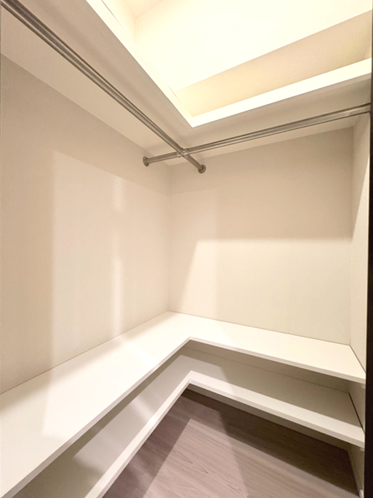 ライオンズ広島加古町の収納|洋室約7.0帖の棚付きのウォークインクローゼット。隠す収納で余白があるキレイな部屋の維持が可能です。