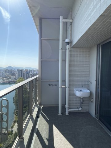 ライオンズ広島加古町のバルコニー|南東向きバルコニーには、掃除や観葉植物のお手入れなどに便利なスロップシンクを完備しています。