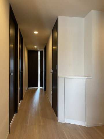 ライオンズ広島加古町の玄関|玄関から左側廊下のコーナーにコンソールテーブルのように活用できる棚があり、視覚的な広さを感じられます