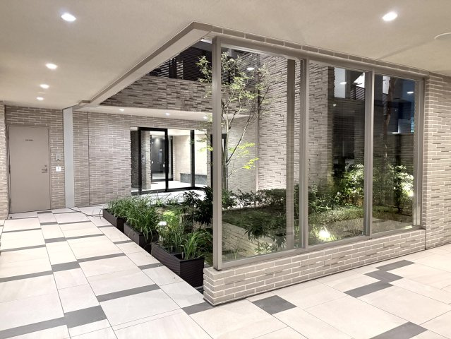 ライオンズ広島加古町のその他共用部分|コンシェルジュカウンターがあり、光と緑に彩られた中庭がある、低炭素建築物認定の2018年建築です。