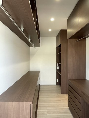 ライオンズ広島加古町の収納|リビング隣のＷＩＣは家族のクローゼットとして、かさばる布団や季節物もたっぷりしまえるサイズです！