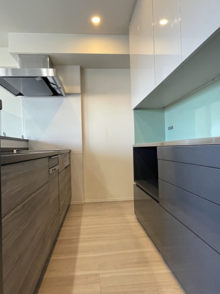 ライオンズ広島加古町のキッチン|キッチンにはバルコニーからの眺望を想起させるカラーブロックがすてきなカップボードが備わっています。