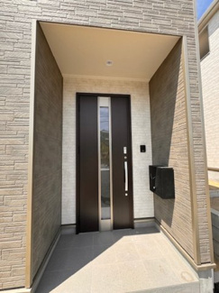 【玄関】 | Cradlegarden大府市神田町全２棟【仲介手数料無料　神田小　大府中】 | 撮影
社長の村田です！
自らプレイヤーとして営業しています
長年の経験と実績から皆様により良いマイホーム購入のご提案をいたします。
住宅ローンの不安や購入後の不安等何でもご相談ください。