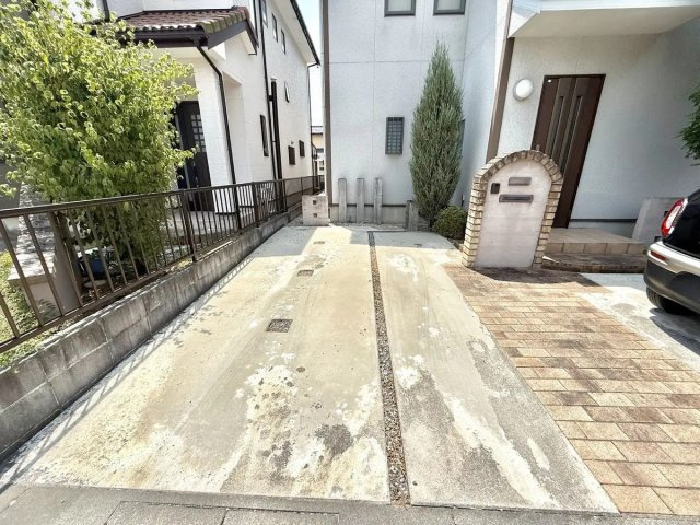 近江八幡市鷹飼町　中古戸建の駐車場