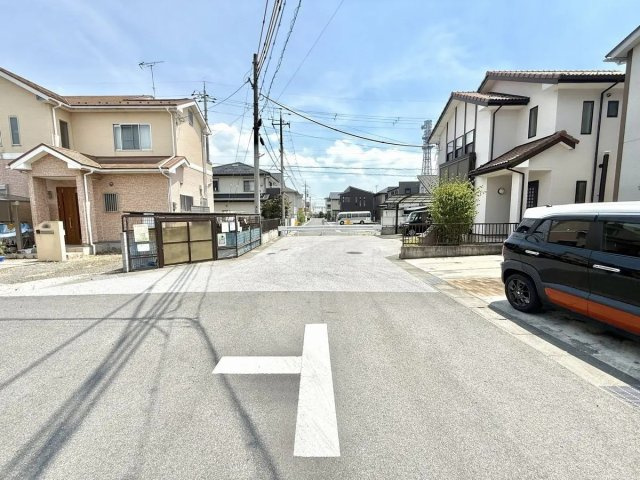 近江八幡市鷹飼町　中古戸建の前面道路含む現地写真