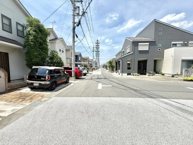 近江八幡市鷹飼町　中古戸建の前面道路含む現地写真