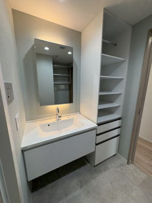 【独立洗面台】 | 北与野デュープレックス | 独立洗面台、小物を置くことができて便利です