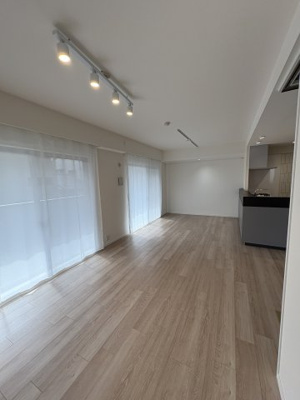 【居間・リビング】 | 北与野デュープレックス | 解放感のある広々LDKで大切な家族との時間が過ごせます。