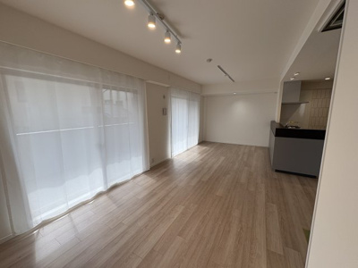 【居間・リビング】 | 北与野デュープレックス | 一日の中で多くの時間を過すことになるリビングダイニングだからこそ、いつも穏やかな空間であることが必然。爽やかな通風と採光を存分に感じる事が出来る空間です。