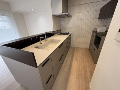 【キッチン】 | 北与野デュープレックス | 対面キッチンならつくりたてのお料理をすぐに食卓へ♪配膳しながら調理ができるので調理スペースを広く使用でき、作業効率も上がります♪