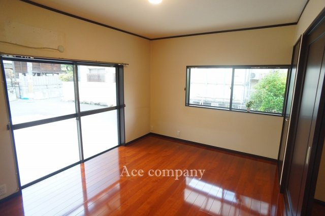 【寝室】 | 東大阪市長瀬町1丁目 | 【1階：洋室6帖】リビングと続き間のお部屋♪収納完備です♪