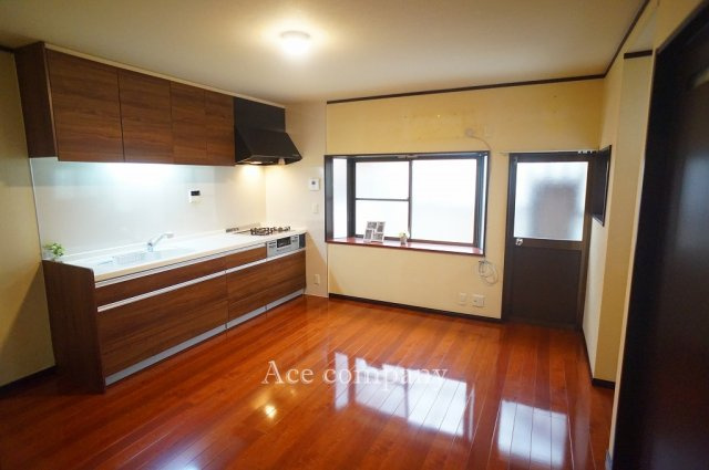 【居間・リビング】 | 東大阪市長瀬町1丁目 | 【DK：8.5帖】出窓・勝手口のあるダイニング＆キッチンです♪