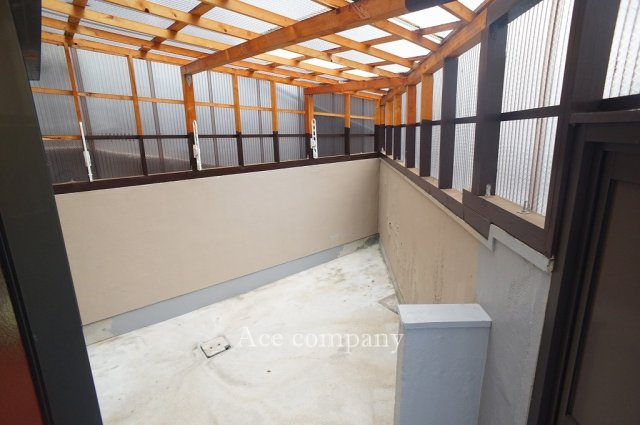 【庭】 | 東大阪市長瀬町1丁目 | キッチンの勝手口から1階物干しスペースに出入りできます☆外にも出入りできます☆