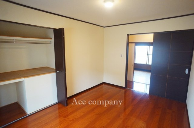 【子供部屋】 | 東大阪市長瀬町1丁目 | 【2階：西、北側洋室6帖】収納スペースあります♪