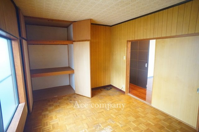 【子供部屋】 | 東大阪市長瀬町1丁目 | 【2階：東側洋室6帖】収納スペースあります♪
