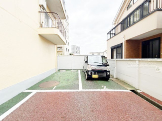 【駐車場】 | マンションの駐車場スペース。空きの有無や駐車料金、サイズ規定などについては、改めてお問い合わせください。～即日のご見学可能～　お問合せはお気軽にどうぞ。