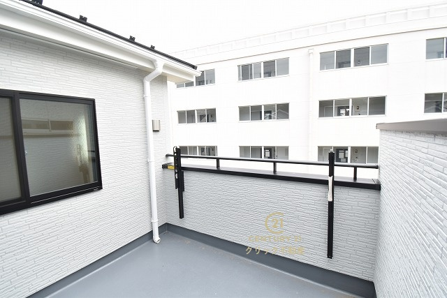 いろどりアイタウン　日立市西成沢町2丁目　23-P1　8のバルコニー|日当たり良好なバルコニーです。気分転換に出るだけでも、晴れた日にお洗濯物やお布団を一気に干すのも気持ちがいい♪