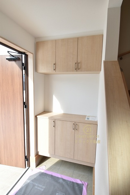 いろどりアイタウン　日立市西成沢町2丁目　23-P1　8の玄関|たっぷり収納できるシューズボックスで玄関もスッキリ！扉の中は可動棚。靴に合わせて使い方自由です。