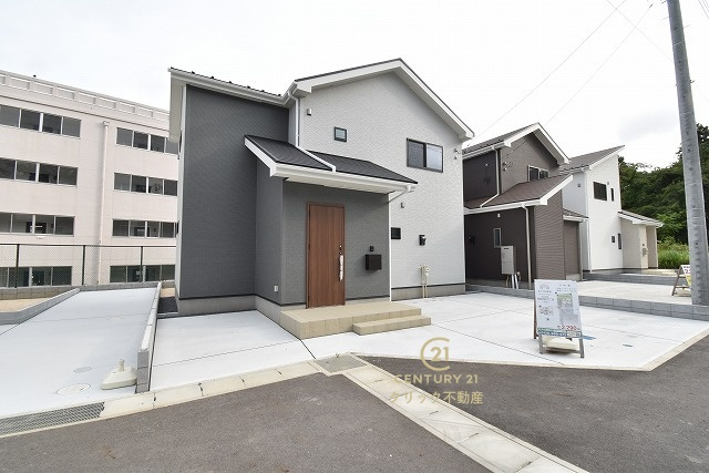 いろどりアイタウン　日立市西成沢町2丁目　23-P1　8の外観|並列駐車可能なカースペースを確保。毎日のお車の出し入れがストレスなく行えます！
内覧可能です。ご予約はHPから、またお電話でも、お気軽にどうぞ。