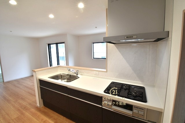 いろどりアイタウン　日立市西成沢町2丁目　23-P1　8のキッチン|対面式システムキッチンは料理中や後片づけの間も会話が楽しめ、家族に一体感が生まれます。十分な広さのキッチンなら、家族での分担作業もはかどりそう！