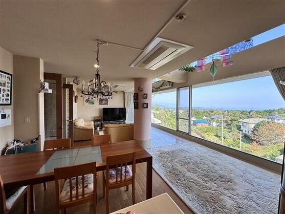 パルファイン伊豆高原D棟の居間・リビング