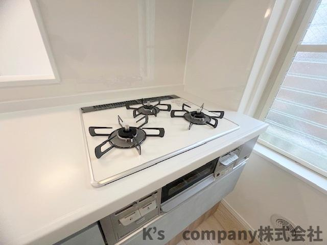 ◎茅ヶ崎市東海岸北5丁目　中古戸建のキッチン|三口ガスコンロでお料理の幅が広がります◇