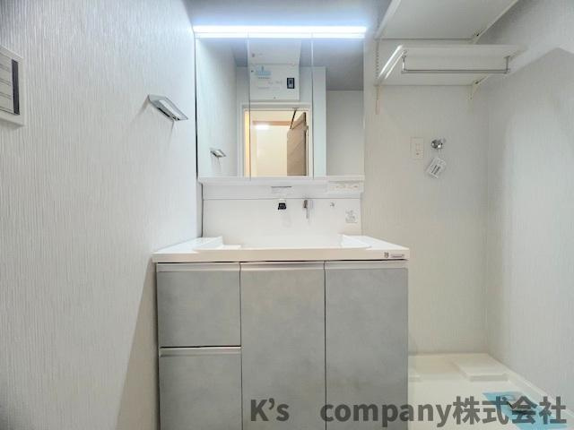 ◎茅ヶ崎市東海岸北5丁目　中古戸建の独立洗面台|三面鏡の内側には小物収納が充実しています◇